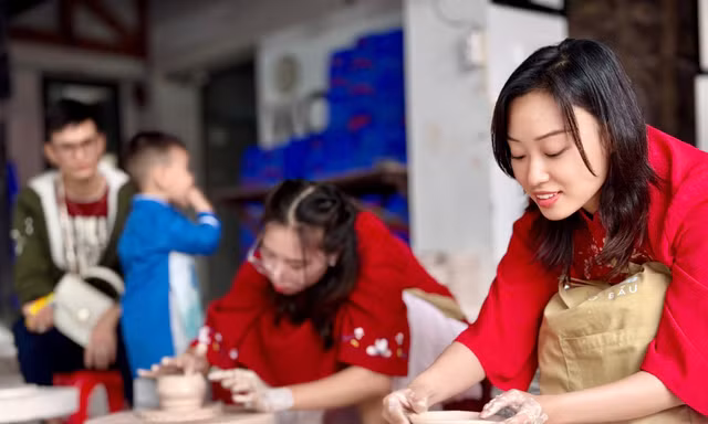 Đầu Xuân trải nghiệm công việc của người thợ gốm tại Bát Tràng 