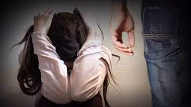 Khởi tố, bắt kẻ nhiều lần hiếp dâm và dọa giết con gái ruột 10 tuổi