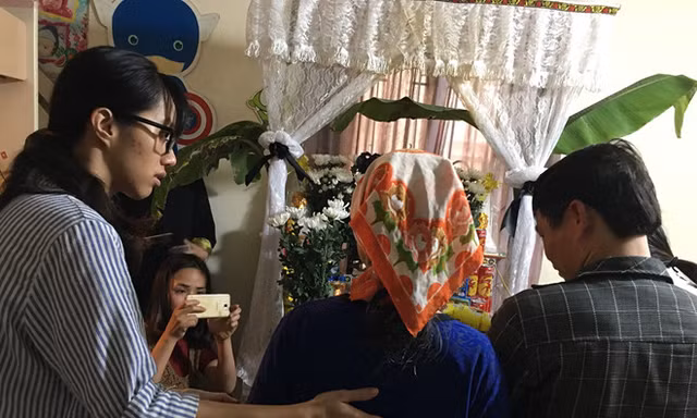 Chị Dương cố tỏ ra bình tĩnh để gặp hai người nhận giác mạc của con gái mình.