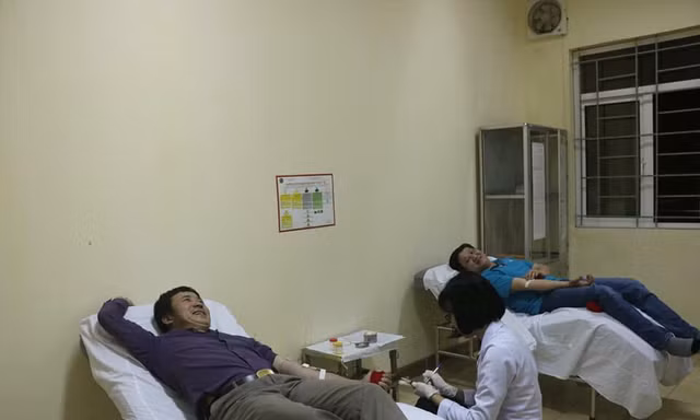 2 người đàn ông vượt 200km trong đêm để cứu người