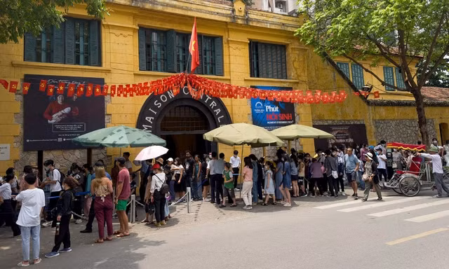 Hà Nội: Di tích Nhà tù Hỏa Lò đông nghịt, hàng quán kín chỗ, buýt 2 tầng 'vỡ trận'