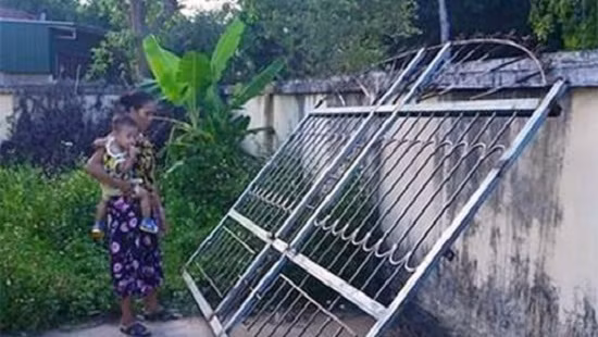 Cánh cổng sắt đè lên người cháu bé