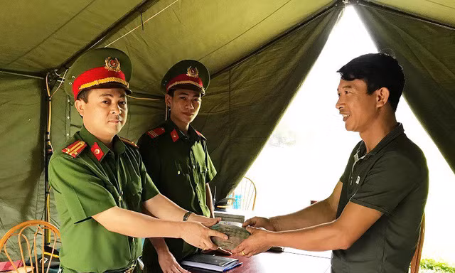 Công an huyện Hoa Lư trả lại tài sản giá trị cho anh Dương Văn Trường