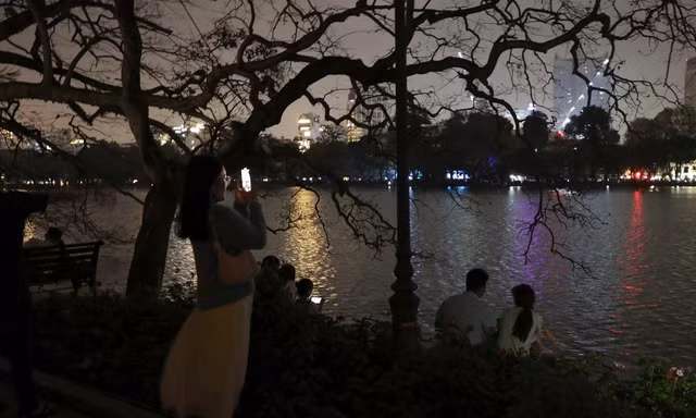 Hồ Gươm đẹp mờ ảo khi tắt hết đèn điện trong Giờ Trái đất