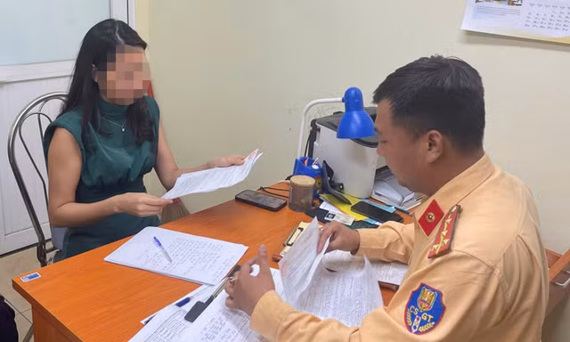 Nữ tài xế lái ô tô đi ngược chiều ở Hà Nội để 'tránh tắc đường'