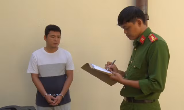 Nguyễn Thanh Vĩ tại cơ quan công an