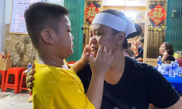 Vợ công nhân tử vong dưới cống TPHCM: 'Con bảo cha ăn nấm độc nên xỉu'