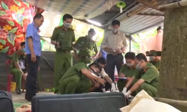 Côn đồ dùng dao đâm tới tấp một cán bộ Công an