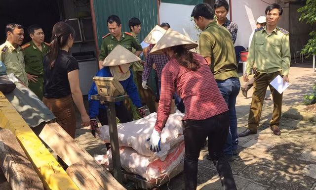Sáng 25/4, Đội 6 Phòng Cảnh sát phòng chống tội phạm về môi trường (PC49, Công an Hà Nội) và Đội Quản lý thị trường số 11 (Chị Cục Quản lý thị trường), kiểm tra cơ sở thu mua, chế biến các sản phẩm từ động vật (guốc, đuôi, chân, mõm, tai bò luộc). Cơ sở n