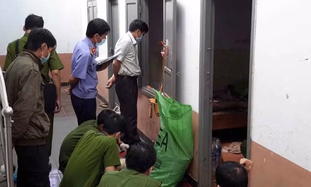 Can ngăn đâm con trai, vợ bị chồng sát hại