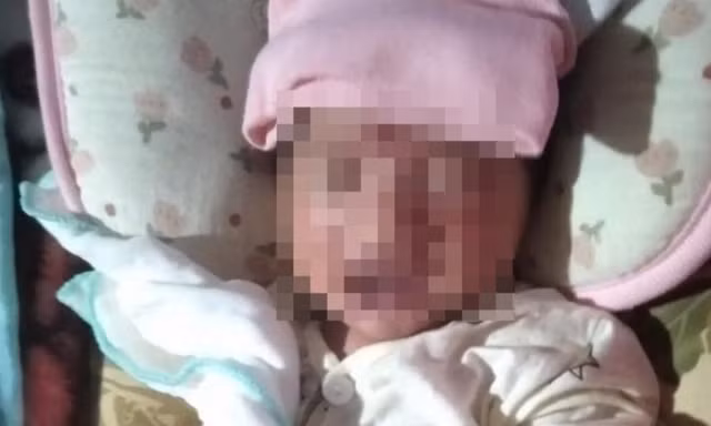 Bé gái sơ sinh bị bỏ rơi ở ngã ba đồi thông, có tờ giấy ghi ‘đừng tìm mẹ bé’