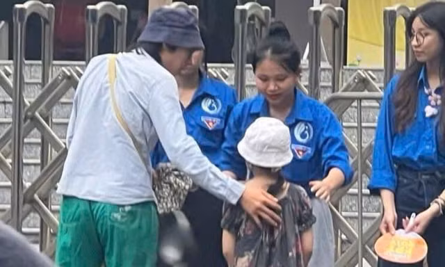 Nam sinh 'vất vả nhất kỳ thi lớp 10', đưa em gái đến điểm thi nhờ người trông hộ