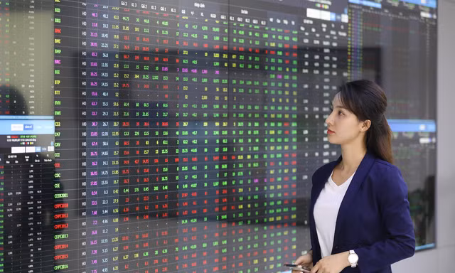 Chứng khoán trước phép thử nâng hạng, dòng tiền có quay lại?