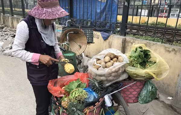 Khi đi bán rau, bà Lương chịu khó gom nhặt cơm thừa về nuôi gà vịt ở nhà