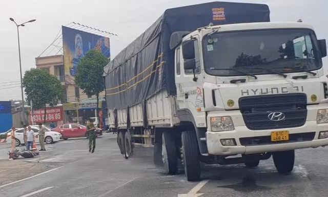 Xe máy va chạm ô tô tải, bé trai 9 tuổi tử vong