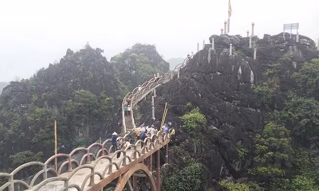 Công trình sai phạm xây dựng trên núi Cái Hạ Ảnh: M.Đ