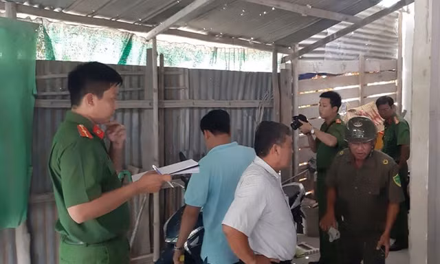 Cảnh sát khám nghiệm căn nhà nơi xảy ra sự việc