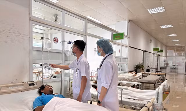 Cấp cứu 8 người ngộ độc sau khi ăn lẩu