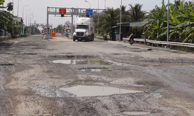 Tuyến tránh Cai Lậy hư hỏng nặng