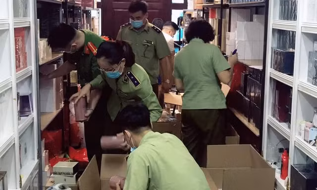 Cơ quan chức năng mất 12 tiếng kiểm đếm hết số hàng hóa thu giữ. Ảnh Cục QLTT Hà Nội