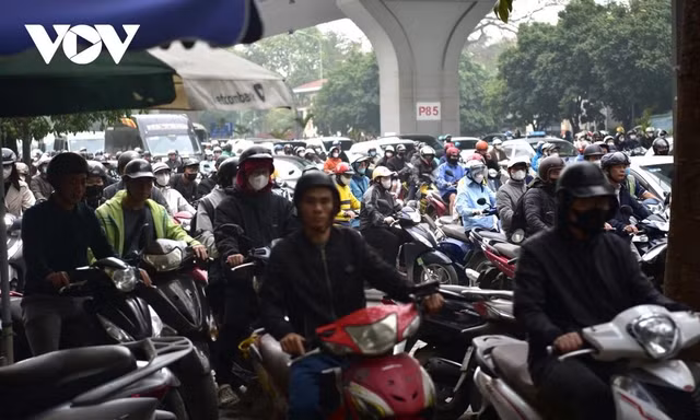 Sau nghỉ lễ 10/3 đường phố Hà Nội tắc nghẽn, người dân ầm ầm 'phi' xe lên vỉa hè