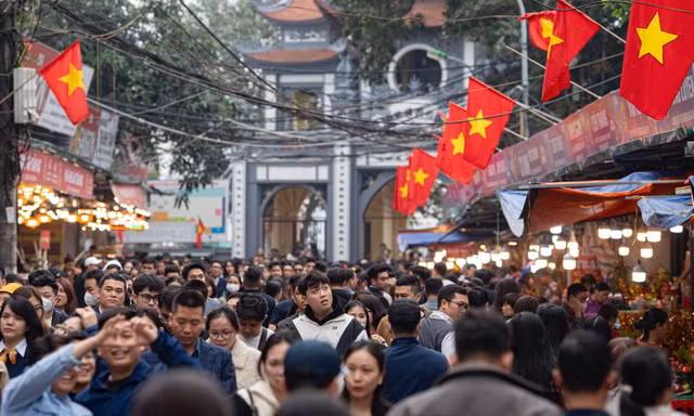 Ngày đầu đi làm, Phủ Tây Hồ đông kín người dâng lễ, du khách chen chân tìm lối đi