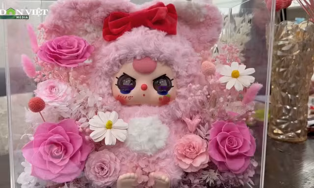 Thu gần trăm triệu mỗi ngày từ bán hoa kèm Baby Three 'mắt ướt' dịp Valentine