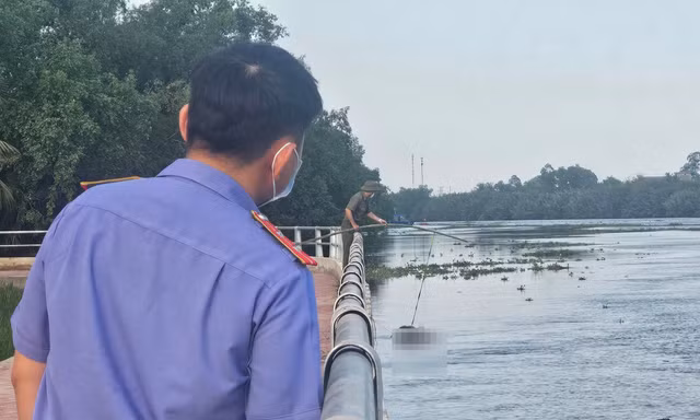 Phát hiện thi thể một người đàn ông không mặc quần áo nổi trên sông Vàm Cỏ Tây