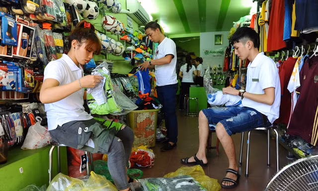 Một tuần trước ngày khai mạc Euro 2016, lượng khách đến mua áo bóng đá ở các cửa hàng chuyên bán đồ thể thao trên phố Trịnh Hoài Đức (Hà Nội) tăng mạnh, đặc biệt là vào buổi trưa và cuối giờ chiều