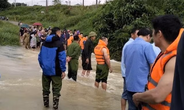Qua đập tràn tới trường, 2 người bị lũ cuốn trôi