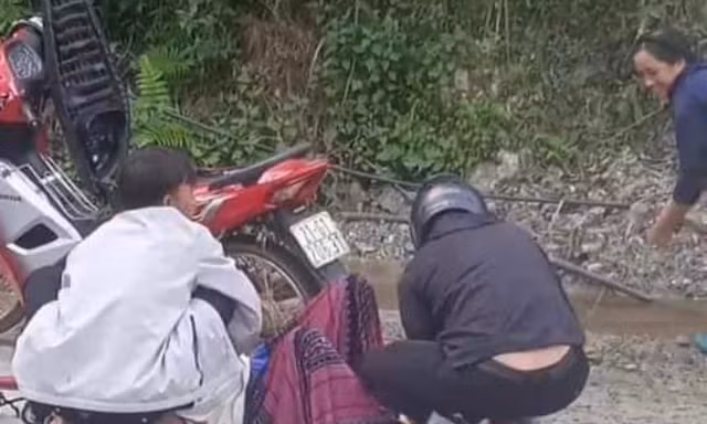 Nam bác sĩ đỡ đẻ bên lề đường cho sản phụ, dùng chỉ khâu váy cắt dây rốn