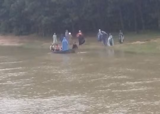 Kinh hoàng thanh niên mang thi thể cô gái trẻ thả trôi sông