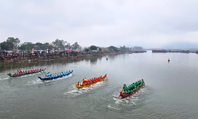 Hàng vạn người đứng bên bờ sông cổ vũ màn đua thuyền rồng độc đáo
