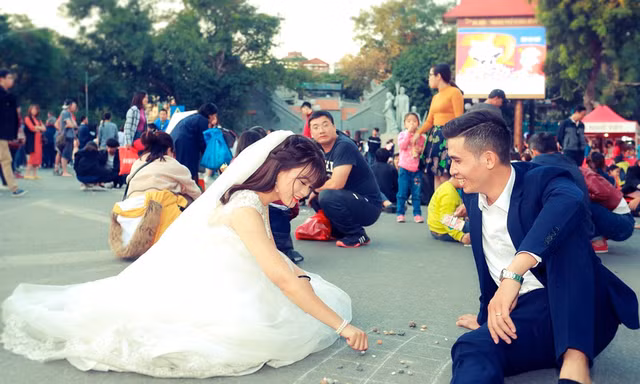 Cô dâu, chú rể chơi ô ăn quan, nhảy dây trên phố đi bộ