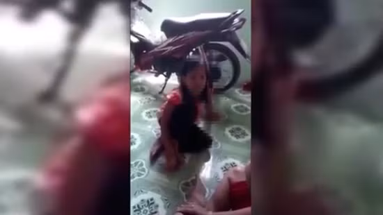 Bé 10 tuổi tố bị hiếp dâm nhiều lần: Bắt khẩn cấp người cha