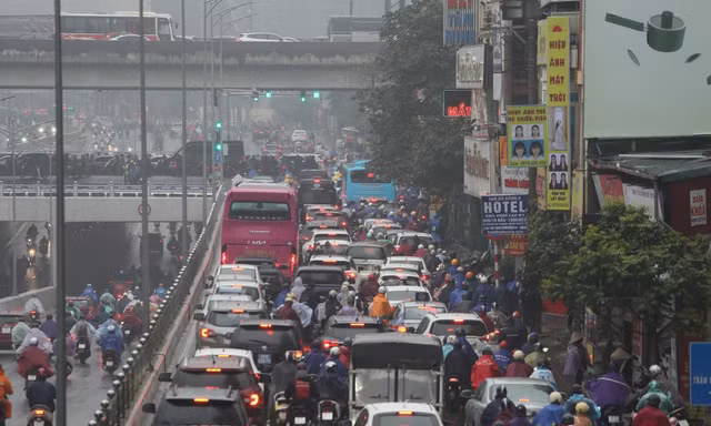 Đường phố Hà Nội ùn tắc dài dưới trời mưa phùn đầu đợt rét đậm