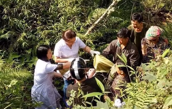 Các bác sĩ Bệnh viện Đa khoa Bắc Mê (Hà Giang) đã đỡ đẻ thành công cho một sản phụ bị tai nạn giao thông rơi xuống vách núi