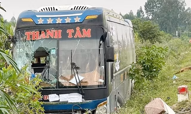 Xe khách lật trên quốc lộ 7C ở Nghệ An, 2 người tử vong
