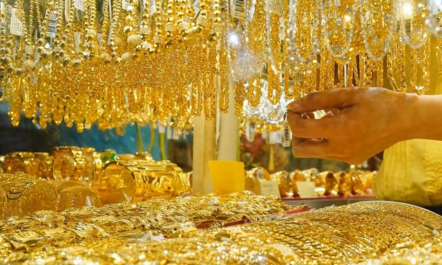 Vàng nhẫn bền bỉ tăng giá, vàng thế giới 'nóng' trước áp lực lạm phát