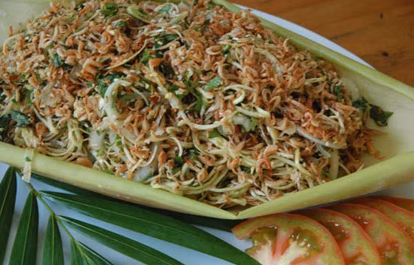 Đĩa gỏi tép đồng bắp chuối hấp dẫn
