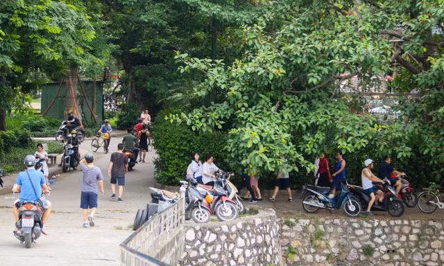 Tháo hàng rào, người đi bộ phải né xe máy trong công viên Tuổi trẻ Thủ đô