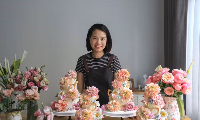 Bỏ việc văn phòng, người mẹ ở Hà Nội làm bánh hoa 10 triệu đồng gây tranh cãi