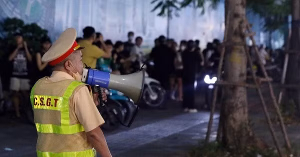 Cảnh sát gọi loa giải tán đám đông, hàng trăm thanh niên vẫn 'hóng chốt' 141