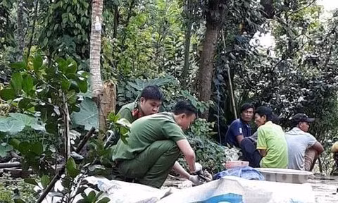Lực lượng chức năng khám nghiệm hiện trường vụ việc
