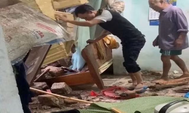 Nghệ An mưa trắng trời, đường ngập, cây đổ, 2 người tử vong