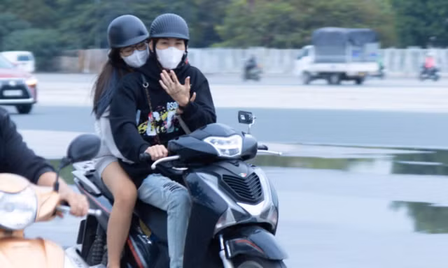 Người Hà Nội diện áo ấm ra đường đón gió lạnh đầu mùa