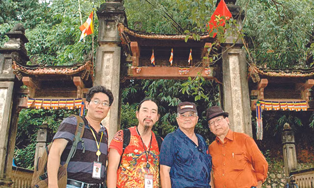 Tám lần khóc của người sáu mươi năm xa xứ