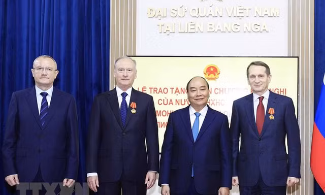 Chủ tịch nước trao huân chương cho lãnh đạo quân đội, an ninh Liên bang Nga