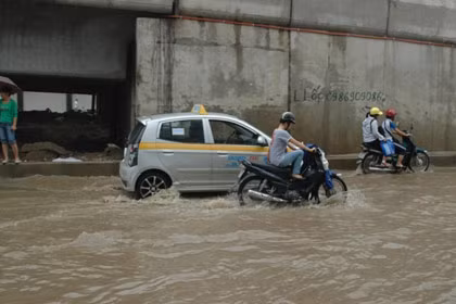 Cách đi xe máy an toàn trời mưa bão