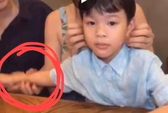 Clip 'tố' Kin Nguyễn cấu con riêng của Thu Thuỷ lúc livestream 